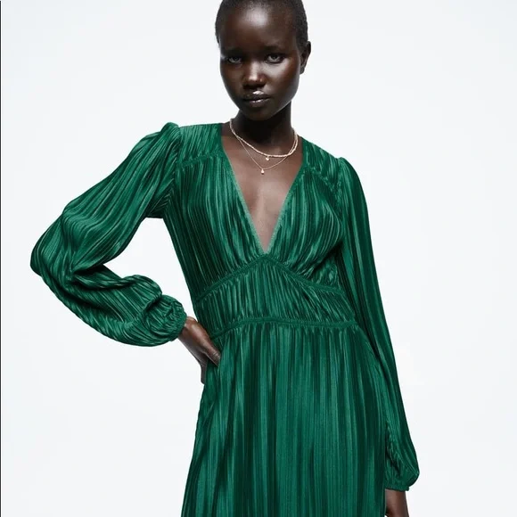 green emerald velvet dress Akris // Green Silk Pleated Maxi Dress – VSP Consignment main image 0